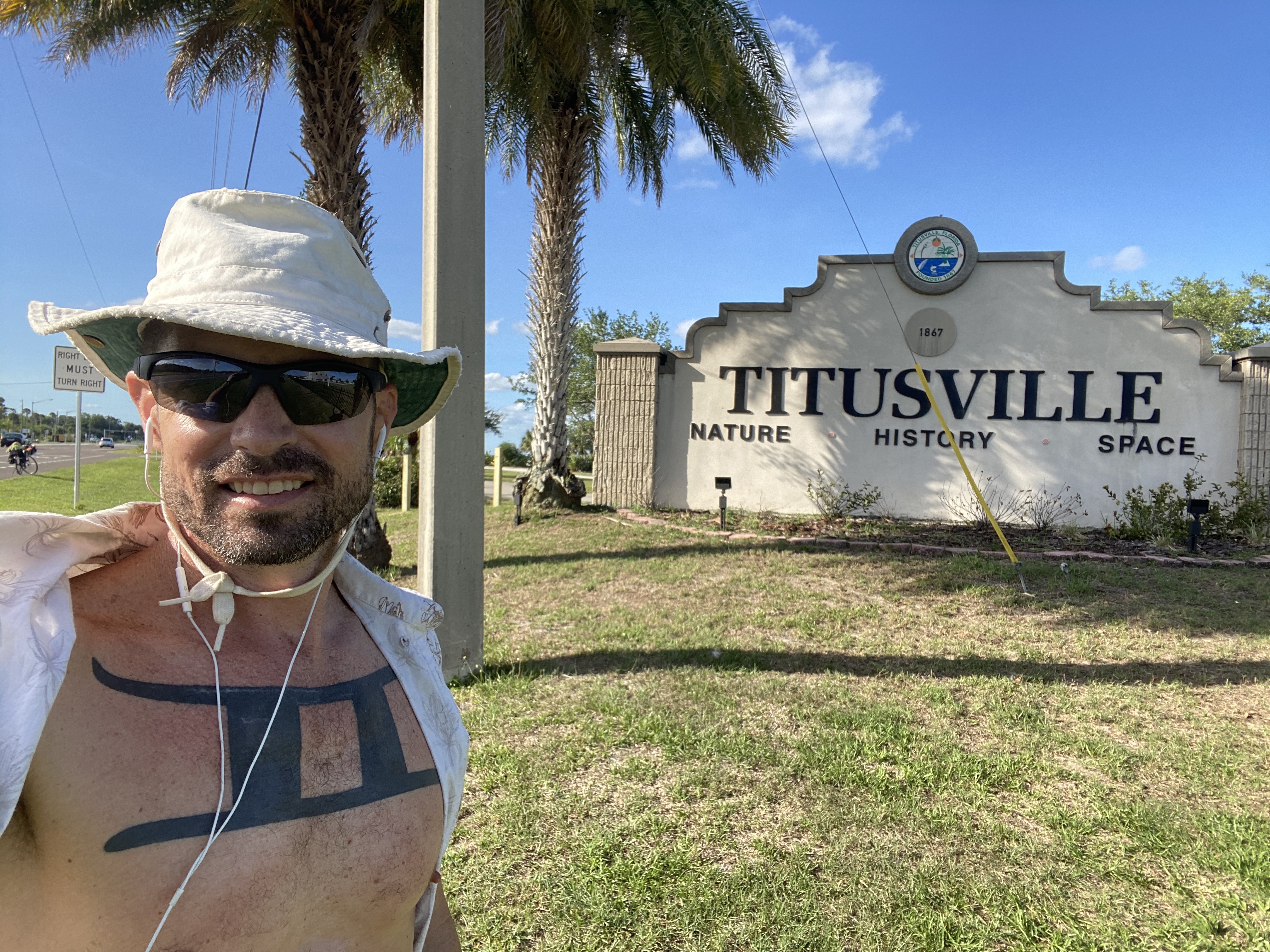 Viggo in front of Titusville sign